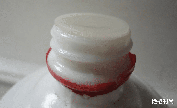 广东26岁富二代,订婚现场开12瓶茅台,喝完要求砸碎酒瓶,引争议