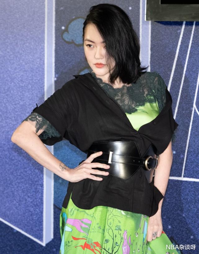 穿衣搭配 小S涂黄色眼影,穿蓝色透肉开叉裙太精彩了,一般人根本驾驭不了