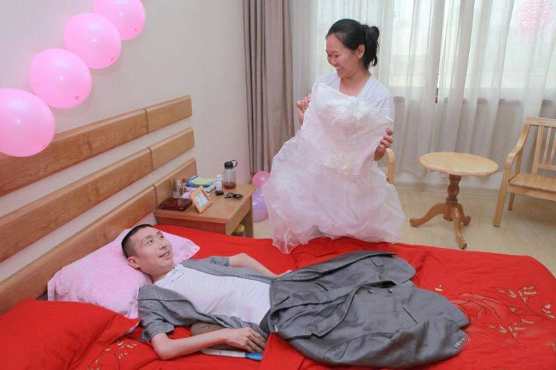 9年前,河北瘫痪小伙李康宇娶了一个马来西亚美女,后来怎样了?