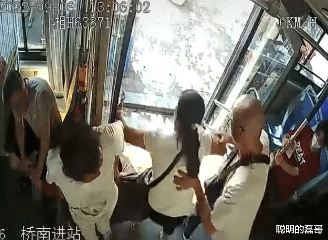 “大快人心!公交车上脚踹泡泡杆大妈的老人被抓获!”