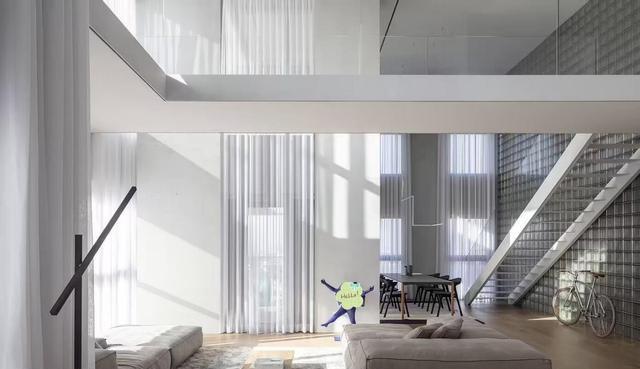 80顶楼挑空复式，装5m高落地窗+到顶玻璃砖墙，变身“贵族公寓”