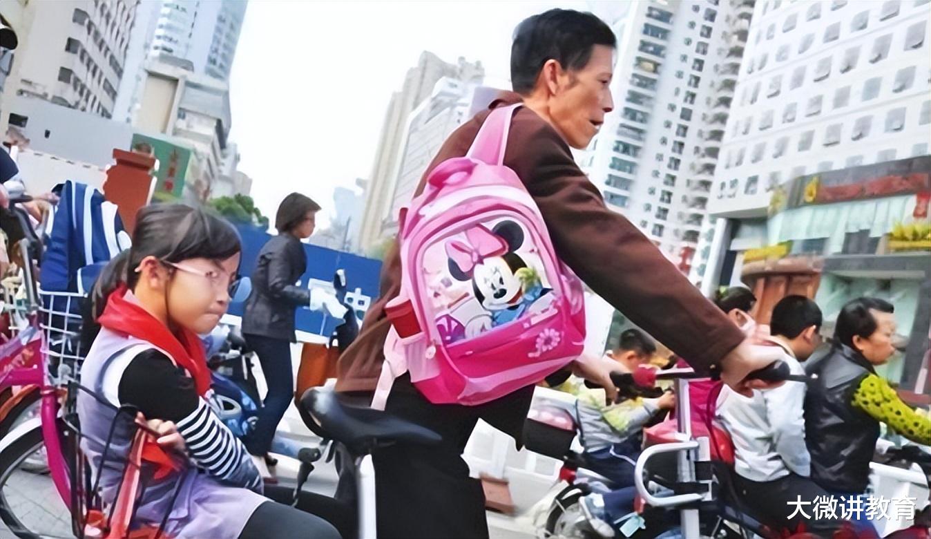一家长街头“负重前行”,学生却稳坐后座,网友:自我感动的母爱