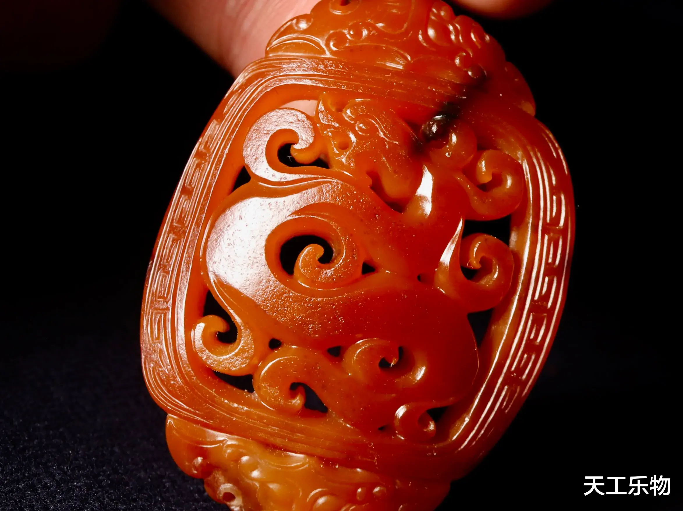 雕刻|十个红沁九个皮！为何和田籽料“仿古龙”的雕刻会留皮不留玉？