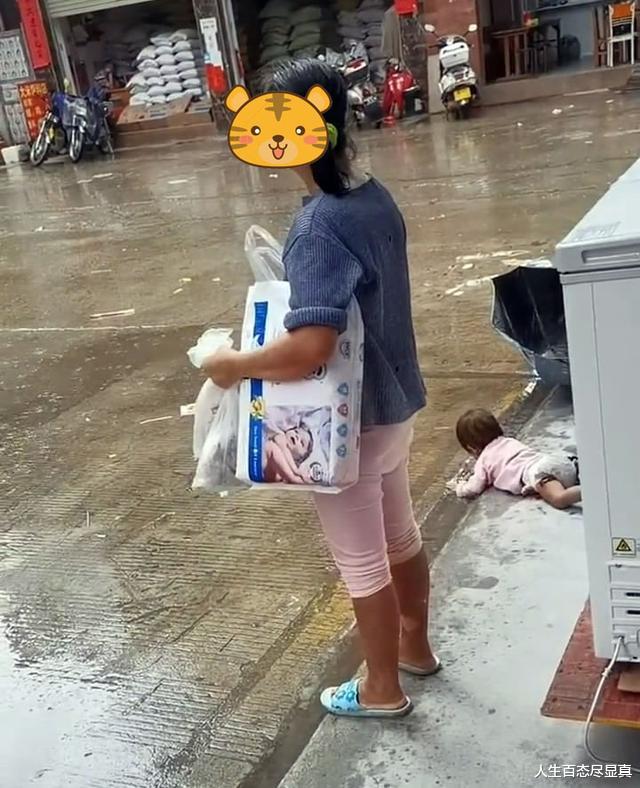 女子任由孩子趴在地上玩泥水,52岁还想博儿子,已经生了4个小孩