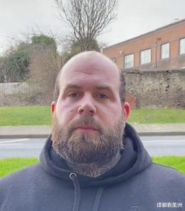 秃顶 英国秃顶男人尝试假发认为看起来年轻了10岁，网友则鼓励接受现状