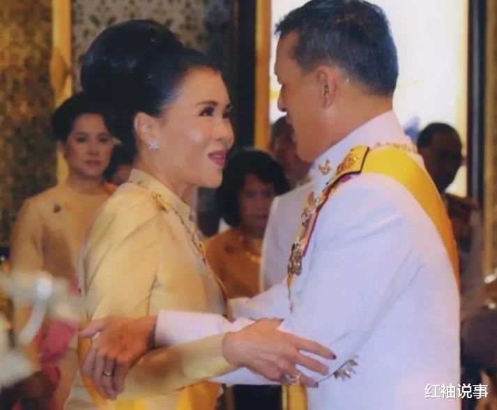 乌汶叻|泰王71岁长姐好惊艳，罕见亮相皇家公务，梳起花苞头宛如少女