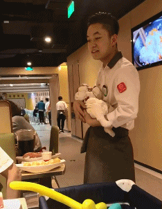 搞笑GIF:让女朋友擦一下倒车的摄像头,我是不是想多了