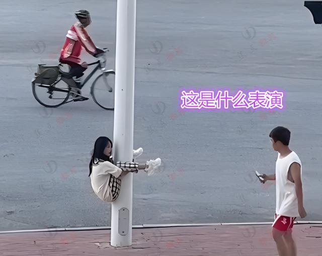 女子和男友玩游戏,挂在路灯杆上下不来,路人乐开花:捡个女友