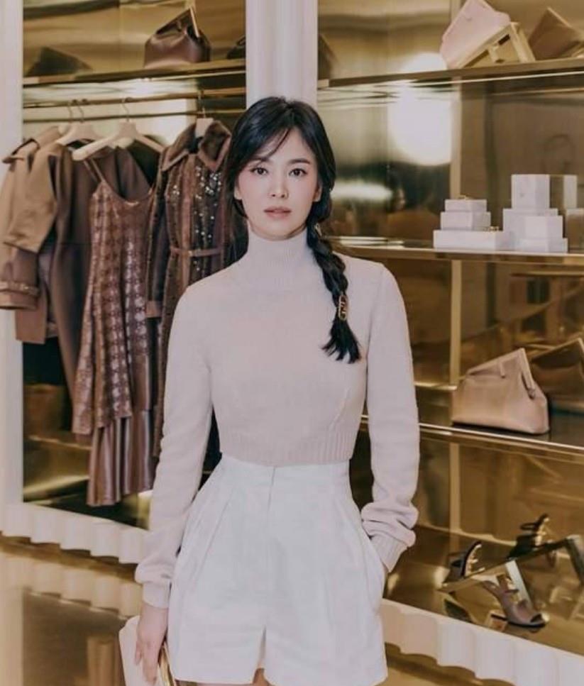 宋慧乔|宋慧乔不愧是女神，同框小11岁的小鲜肉，却看不出两人的年龄差