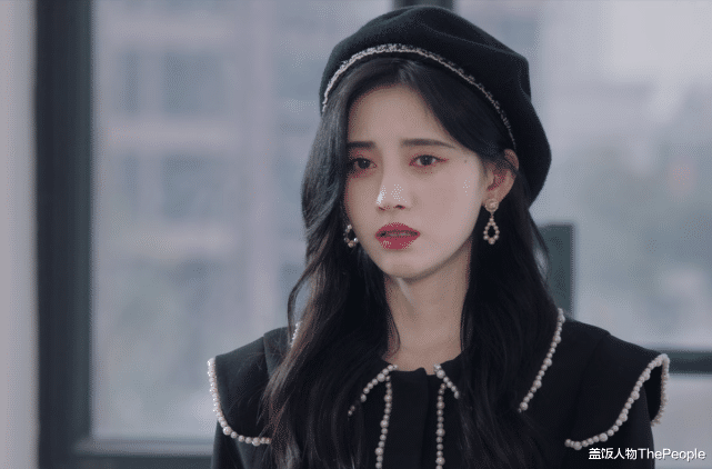 阿Sa|同样头插羽毛，蔡卓妍灵动、周迅美成经典，杨幂“晴雯”太辣眼