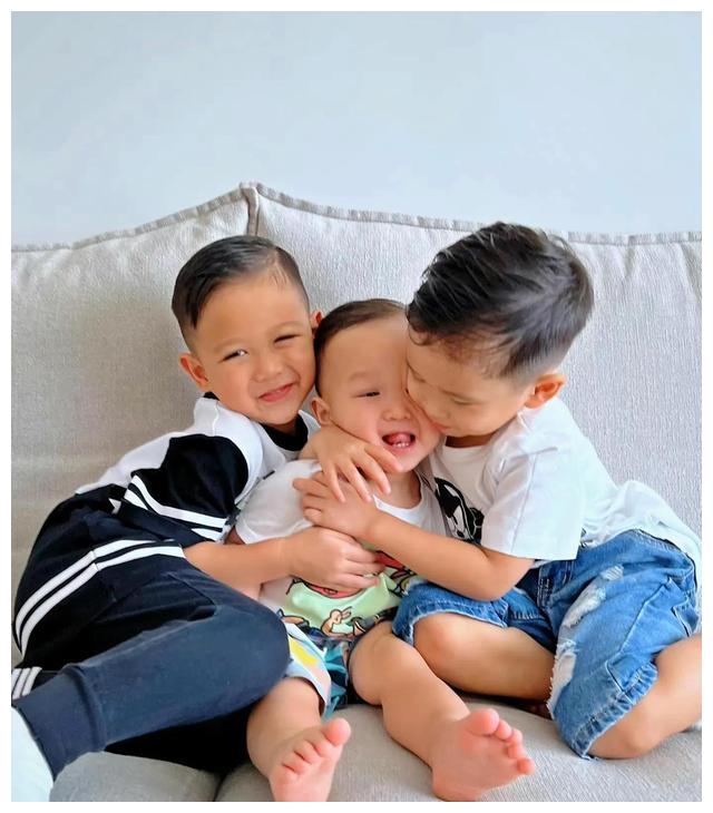 胡杏儿|胡杏儿老公晒三个儿子萌照,兄弟三人长得太像,模仿李小龙超可爱