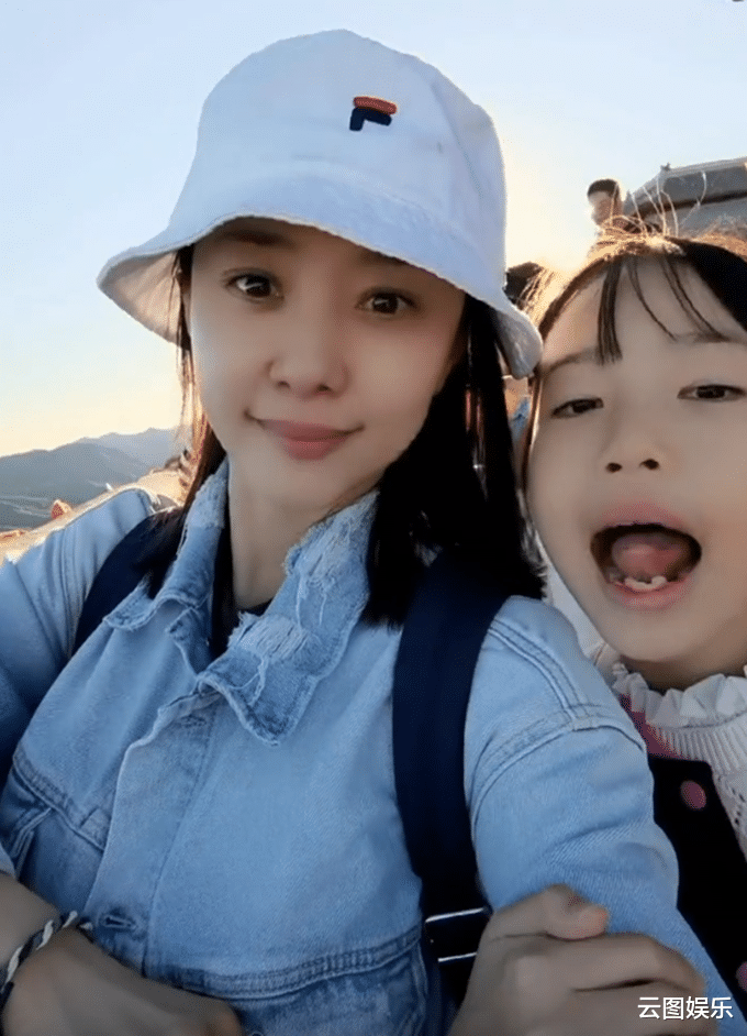 刘园园|沙桐小12岁二婚妻子带娃出游！皮肤白皙似少女，11岁女儿可爱像爸