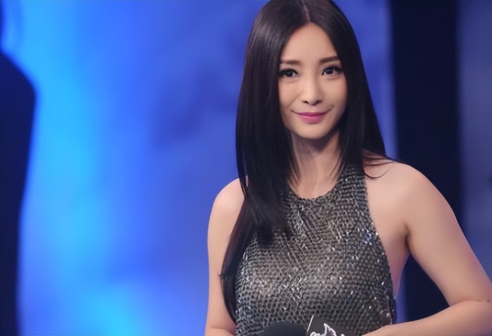 柳岩|柳岩晒居家做运动视频,展示妖娆身材,却被“练功房”暴露了家底