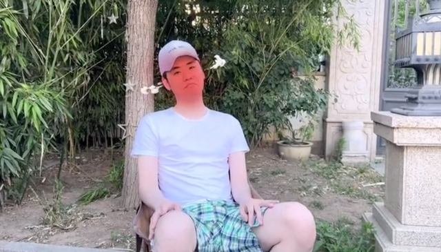 郭德纲|郭德纲小儿子戴墨镜跳舞！穿背心露出手臂肉嘟嘟，手戴金圈卡住肉