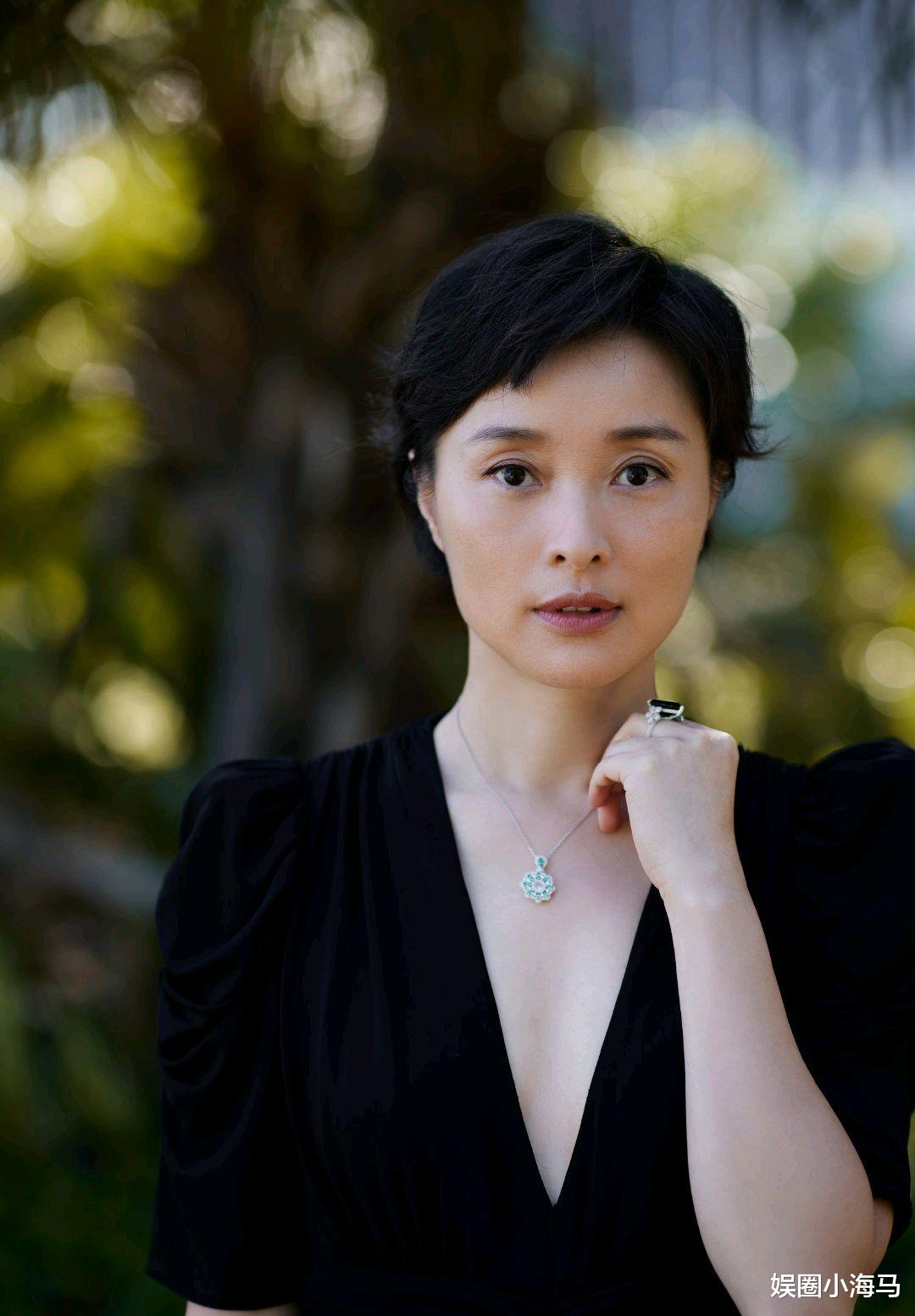 吴越|50岁吴越与63岁丁嘉丽海边合照,面容娇嫩似少女,丁嘉丽头发花白