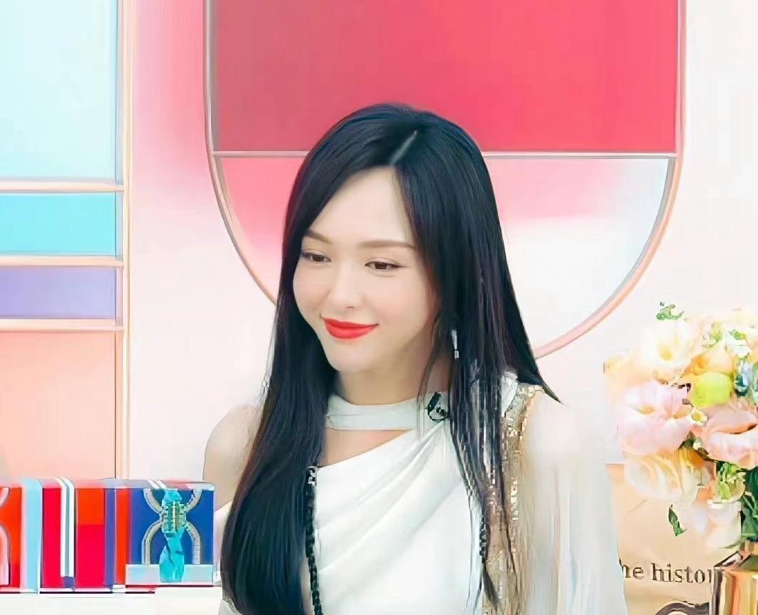 唐嫣|唐嫣直播仅200观众!脸部浮肿整容过度,网友:都是科技与狠活