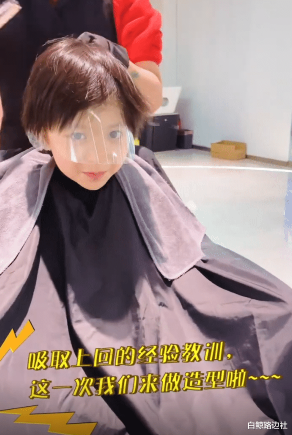 邓莎|邓莎8岁儿子烫头！大麟子五官长开酷似妈妈，五官清秀被赞像吴磊