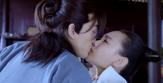 新白蛇传|《新白蛇传》白娘子女扮男装敷衍，假睫毛咬唇妆，被指扮了个寂寞