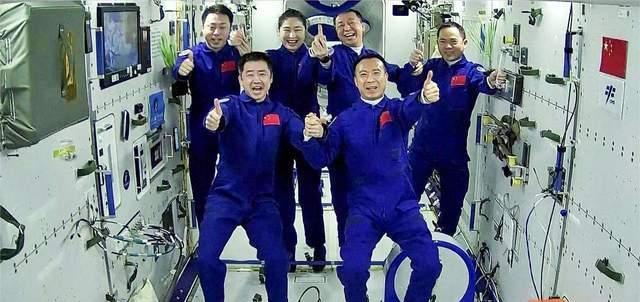 咋回事!神十四返回,宇航员脸“发福”肿了?太空伙食太好了?