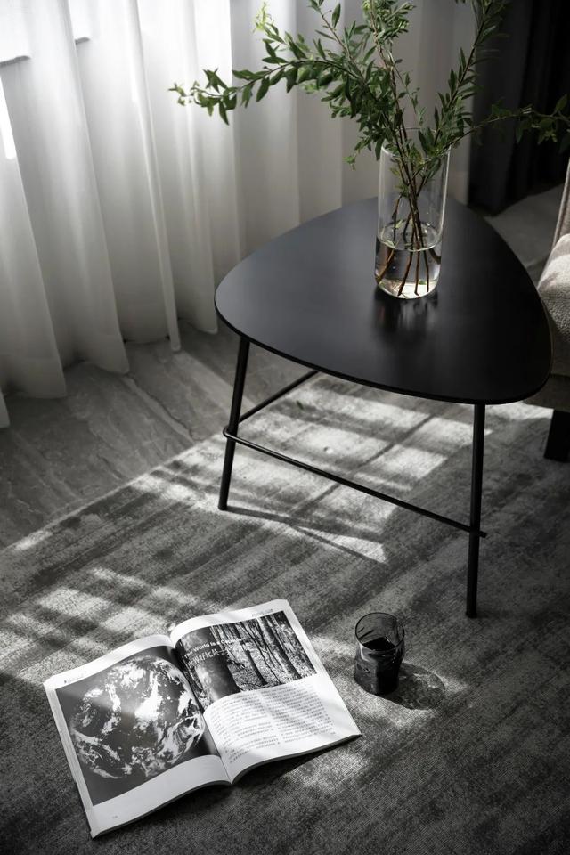 89㎡现代简约,黑与白、绿植与原木,打造时尚高级的舒适