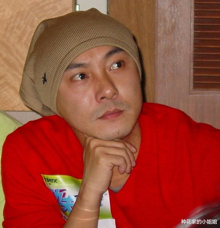 张卫健|男歌手涉嫌电信诈骗被抓,网友:这眼神是张卫健?