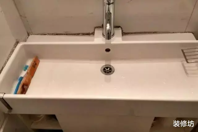水槽周边发霉发黑?不用换玻璃胶!教你一招,霉斑自动消失