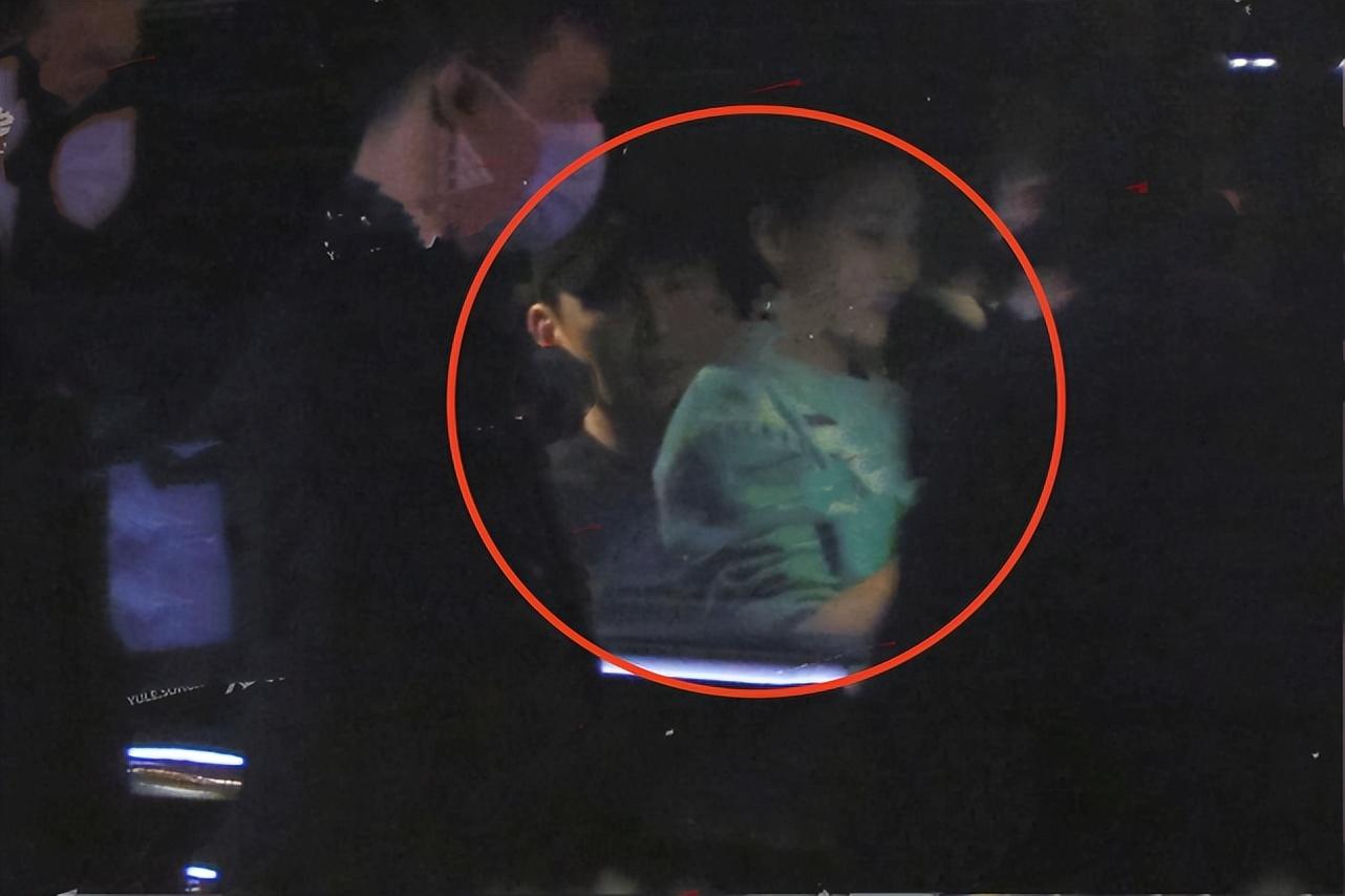 秋瓷炫|秋瓷炫于晓光带四岁儿子用餐,网友拍到女方表情严肃指夫妻俩吵架