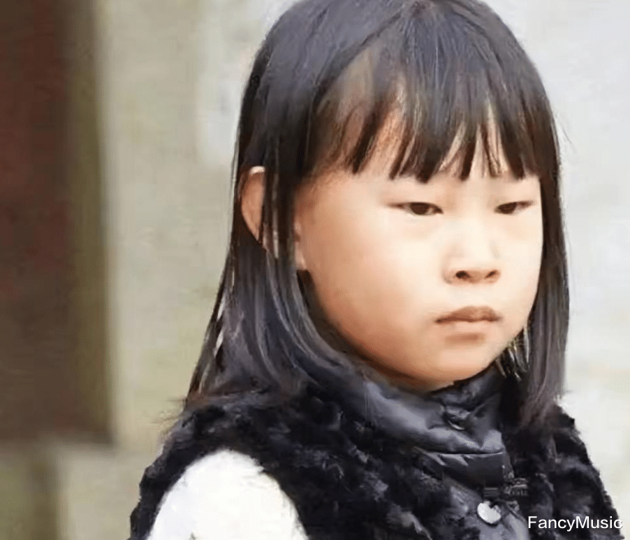 小沈阳|小沈阳女儿分享近照,对镜比心长相有国际范,身材高挑少女感十足