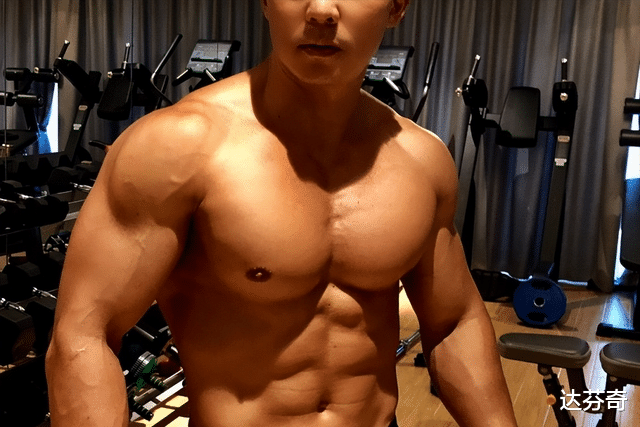 刘畊宏|50岁的刘畊宏身材有多好？因胸肌太大被禁播，靠健身直播火出圈