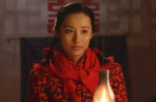 平凡的世界|《平凡的世界》“因吃两白馍挨少安打”的秀莲：请读懂，这个女人婚姻中的苦与甜