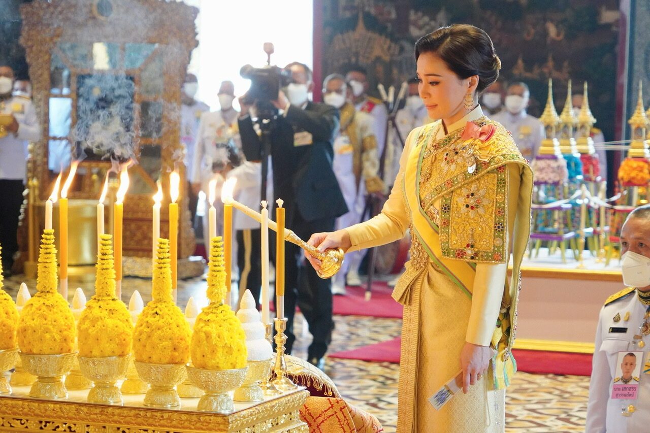 泰国神兽公主拿着相机出席庆典太可爱！穿镶钻金裙，抢苏提达风头