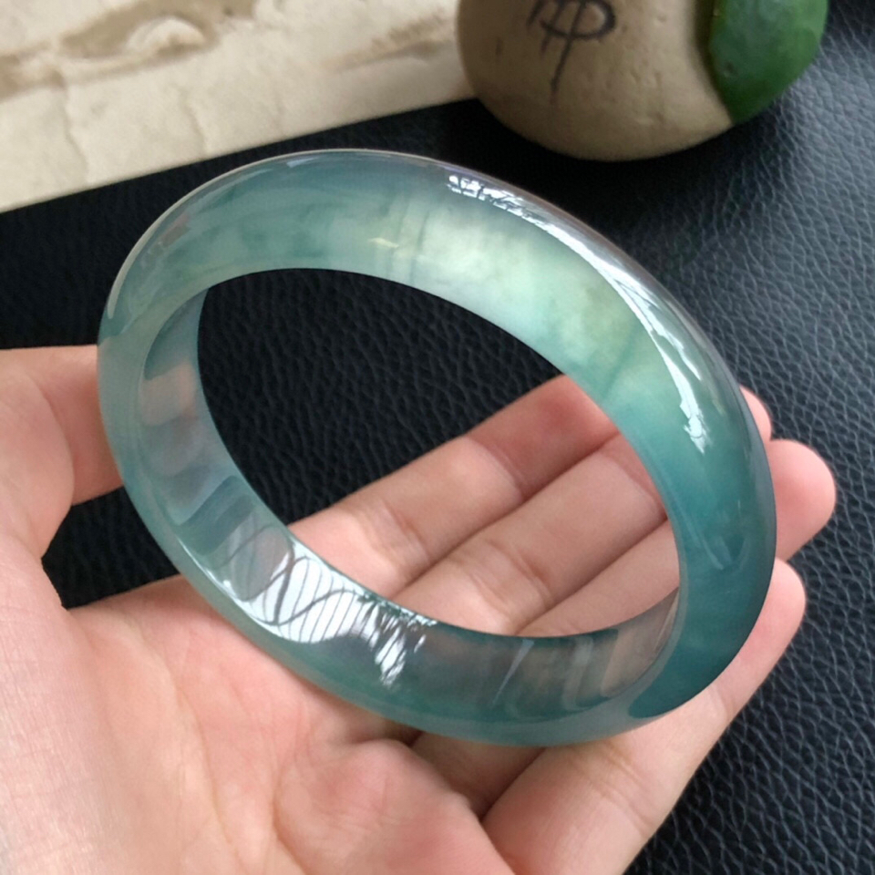 冰种翡翠|翡翠「种水」科普—冰种,它到底比玻璃种差在哪儿?