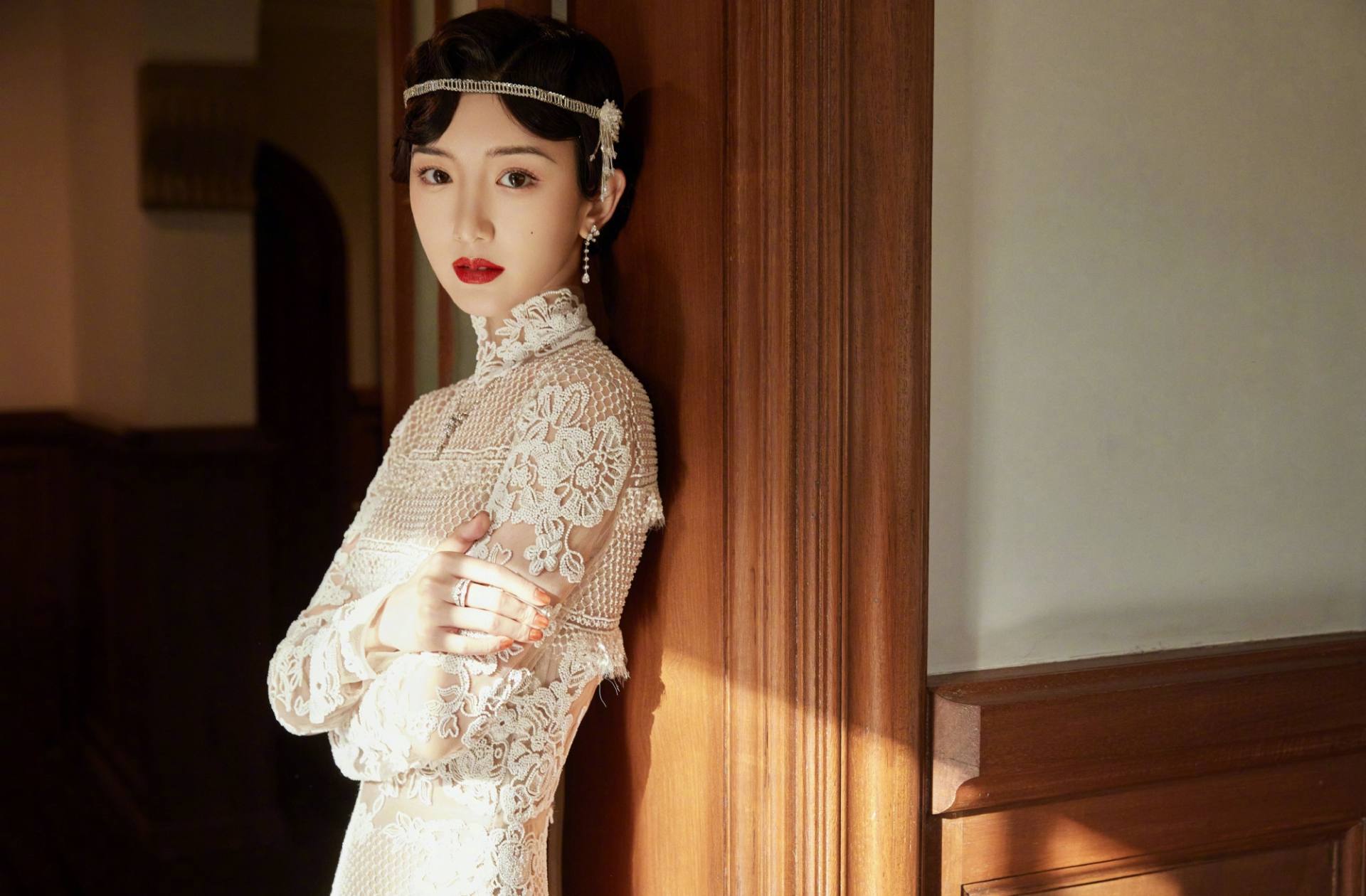 穿衣搭配 “红毯女神”多“照骗”！你以为很耀眼，其实没有吹嘘的那么风光