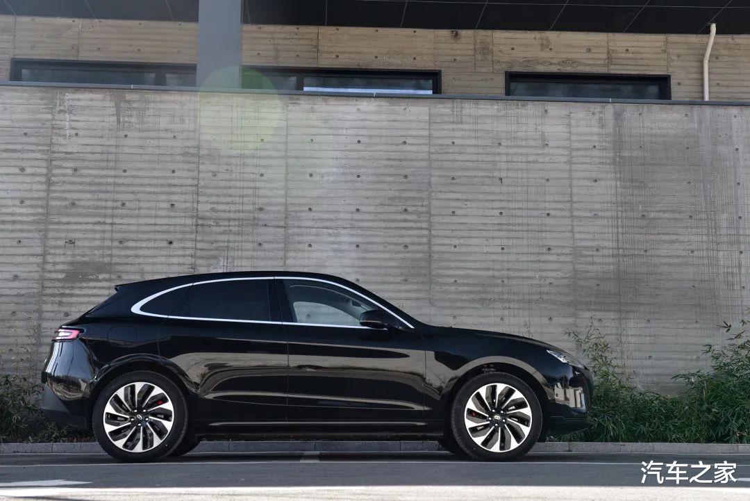 華為|中型SUV，油耗比漢蘭達低，加速比卡宴快，不到28萬就能買！