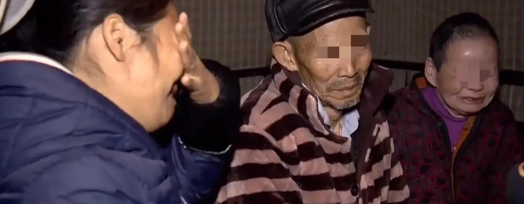 八旬公公遭儿媳铁锤殴打,3个女儿讨说法又被打。邻居:打得好!