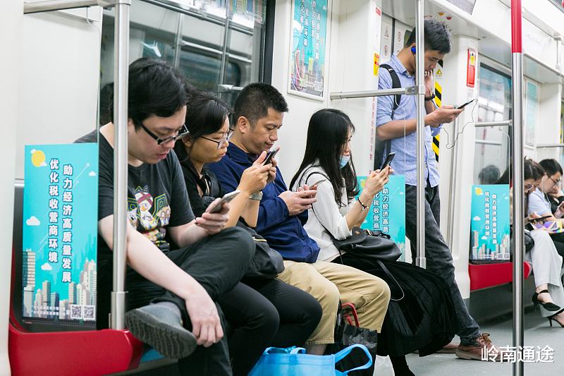 曲面屏|拿着五六千的工资,下班就躺在床上玩手机?优秀就是与别人不一样