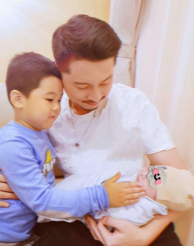 李小萌|李小萌社媒晒出两个儿子的正脸萌照，老大像王雷，网友喊话快生三胎