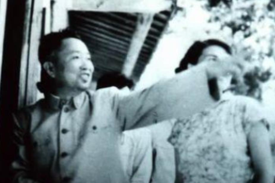 刘亚楼回家探亲,竟被一疯老妇拦住,知其身份后他勃然大怒