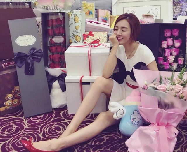 王晓晨|王晓晨,春天里的一朵小红花