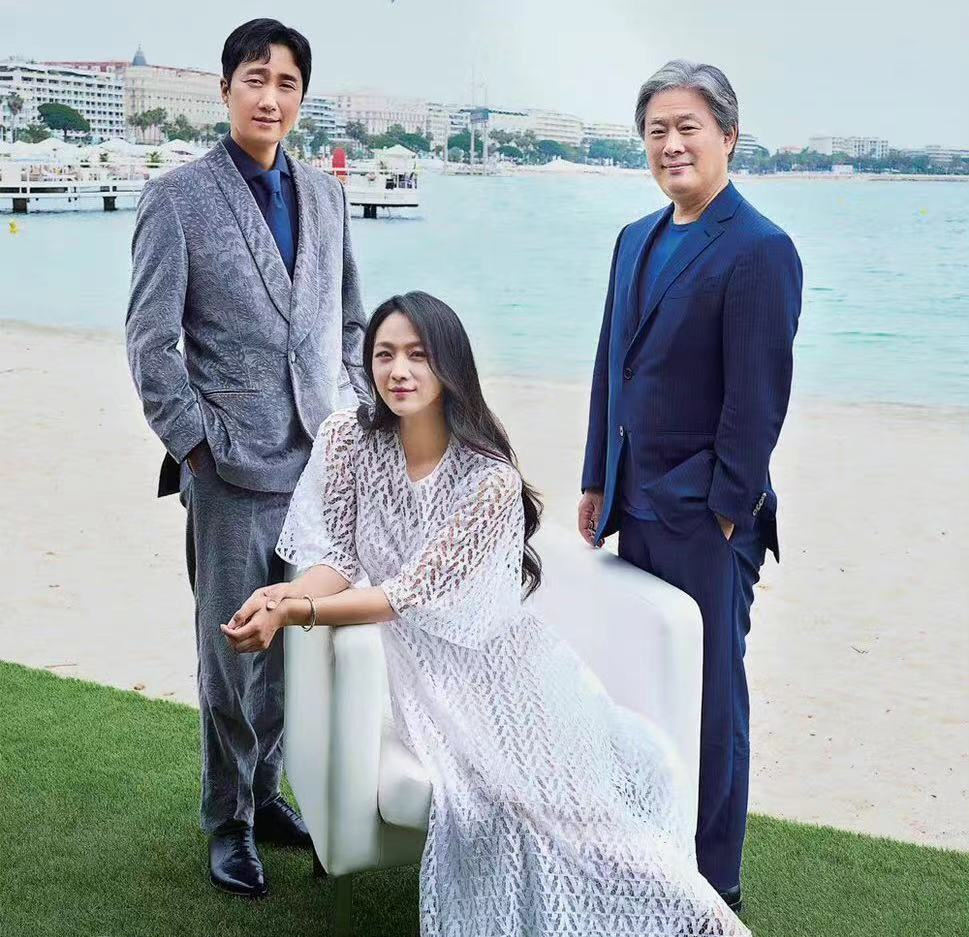 汤唯|汤唯挽男星现身韩国淡妆如少女,罕谈老公一脸甜蜜,力破婚变传闻