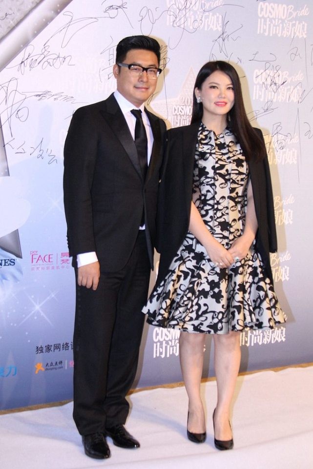 香槟|李湘的“傲人身材”让人羡慕,身穿鎏金小礼裙,贵妇感满满太惊艳