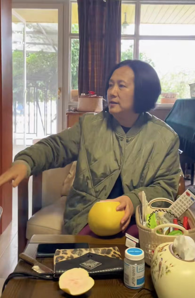 电影|张咪前夫罕见露面!再婚妻子慈眉善目获赞,女儿贴心照料两老起居