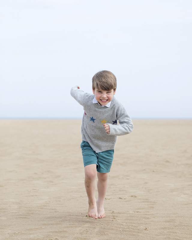 路易·亚瑟·查尔斯|路易王子4岁啦！玩沙开心笑容灿烂，小团子不经意间有了少年模样