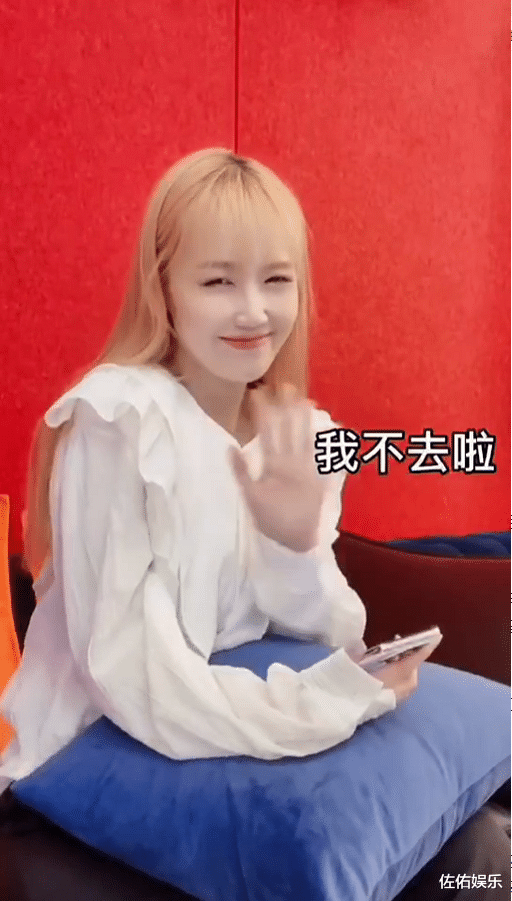 马蓉|马蓉再晒美照模样大变，金色头发似混血，与小狗互动超有趣