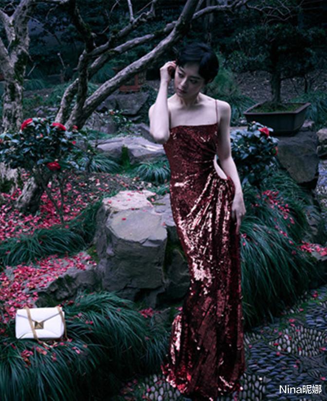 孙俪|孙俪年后首个大片，穿吊带彻底放开秀身材，躺草坪上拍摄睡姿太牛