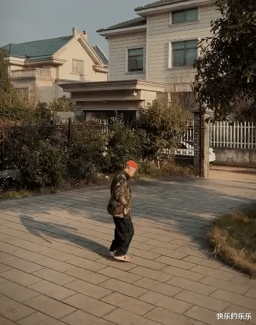 张艺谋|得了便宜还卖乖?李保田儿子在自家别墅院子“醉舞”,网友:酸了