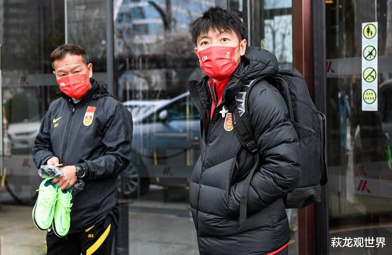 李霄鹏|李霄鹏弃用严鼎浩！国足大名单惊现国安二宝，球迷：当心比李铁更惨