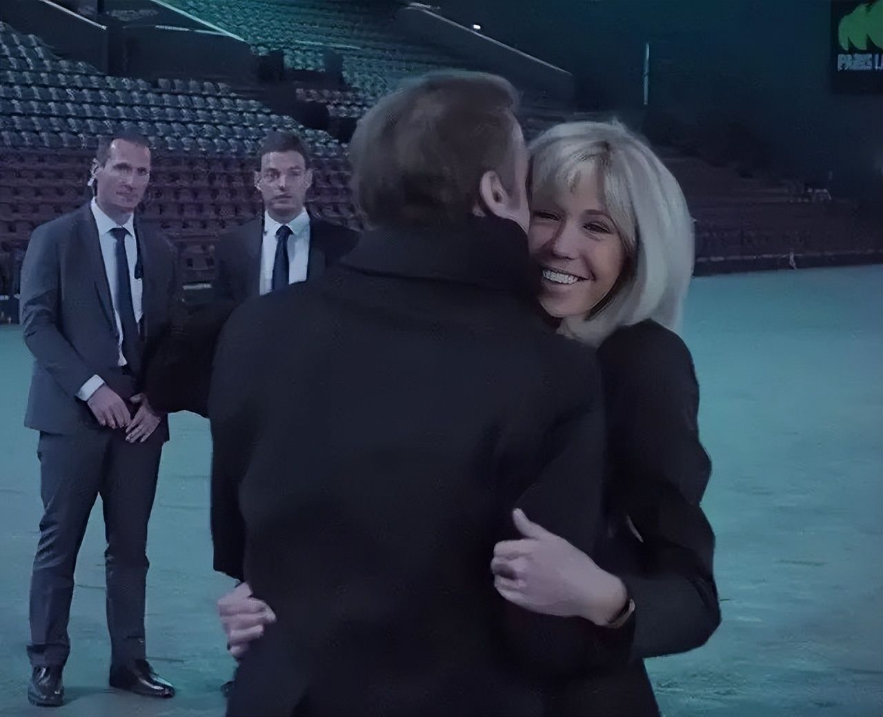 埃马纽埃尔·马克龙|马克龙太深情：候场时将68岁爱妻抱在腿上，发言时向她献上飞吻