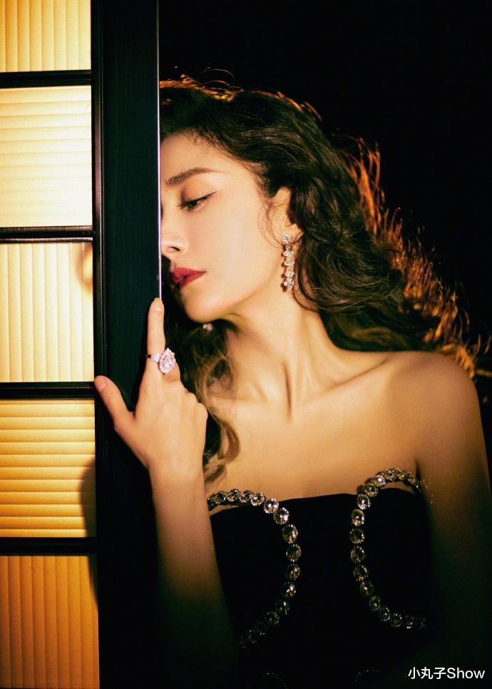 杨幂|杨幂一直火是有原因的，性感抹胸裙诠释复古港风，戴鸽子蛋太抢镜