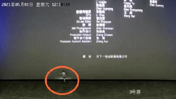 追虎擒龙|熊孩子踢电影院银幕被索赔18万？《追虎擒龙》的导演王晶愿意承担